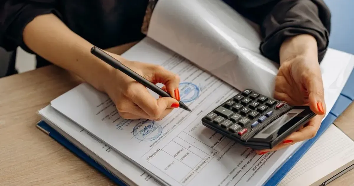 Devis étudié avec une calculatrice et un stylo
