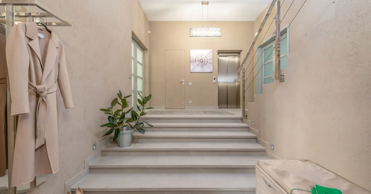 Monte-escalier installé sur un escalier