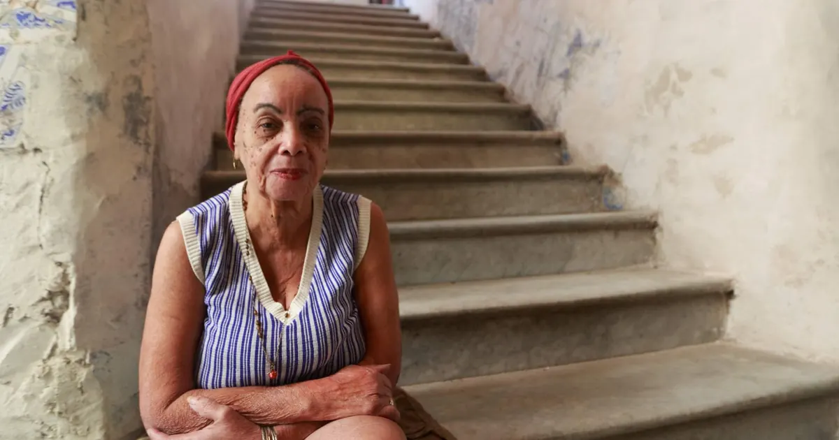 Personne assise sur un monte-escalier