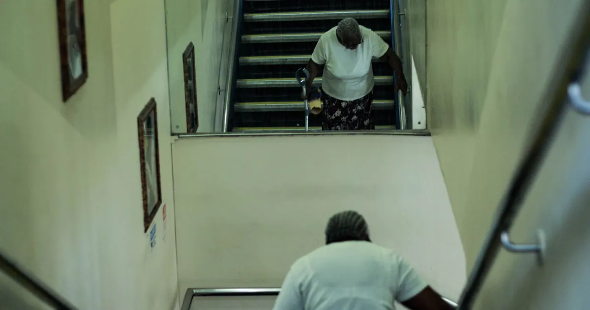 Personne âgée dans un escalier